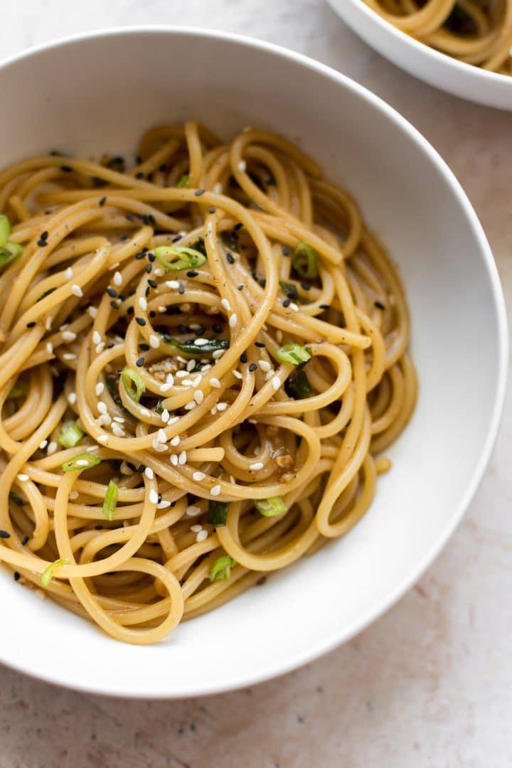 Ingwer-Knoblauch-Nudeln Nahaufnahme