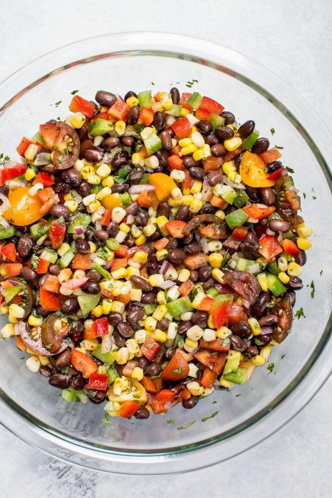 Mais- und Schwarze-Bohnen-Salat in einer Glasservierschüssel