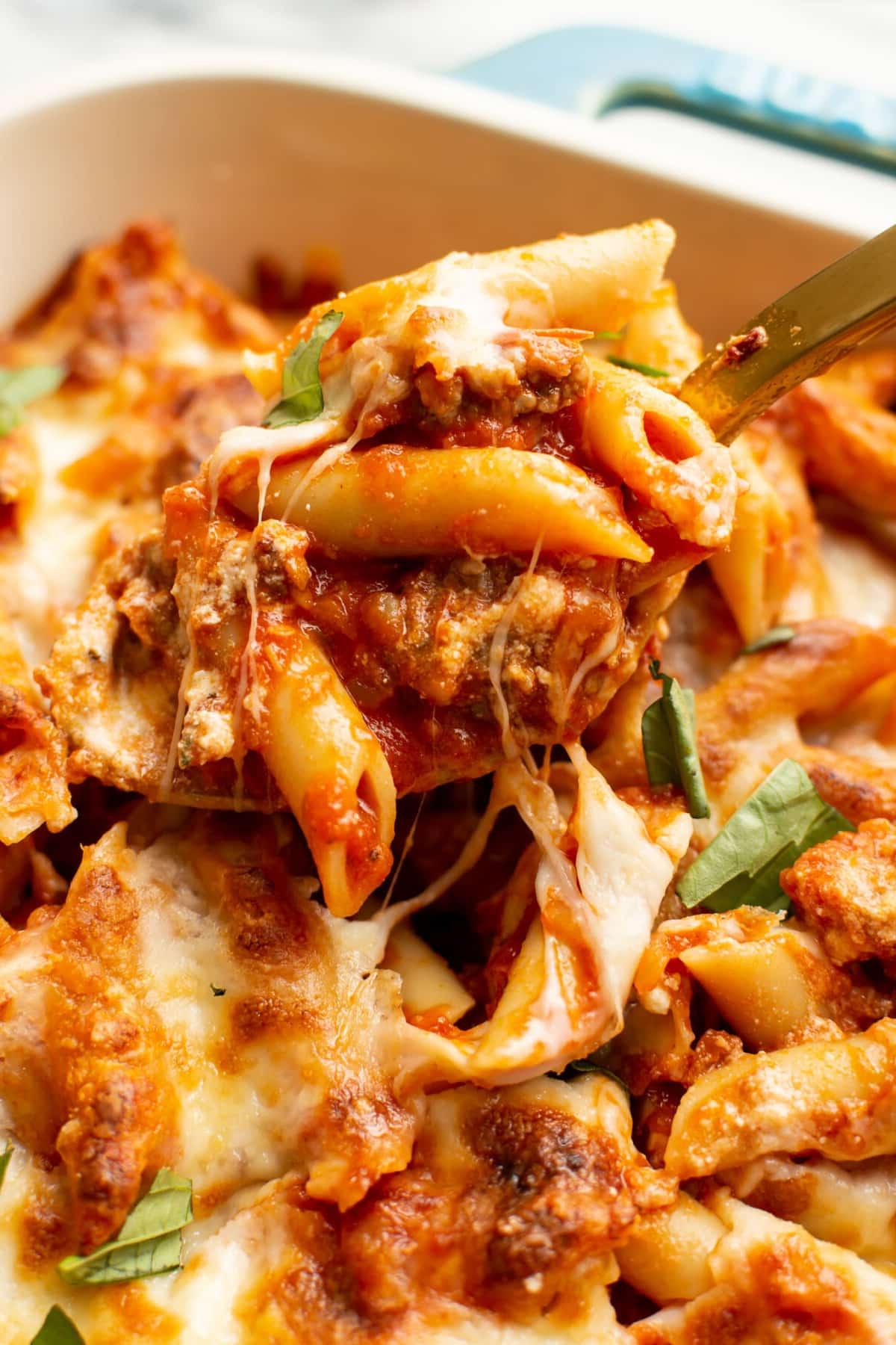 Nahaufnahme einer Auflaufform mit Mostaccioli