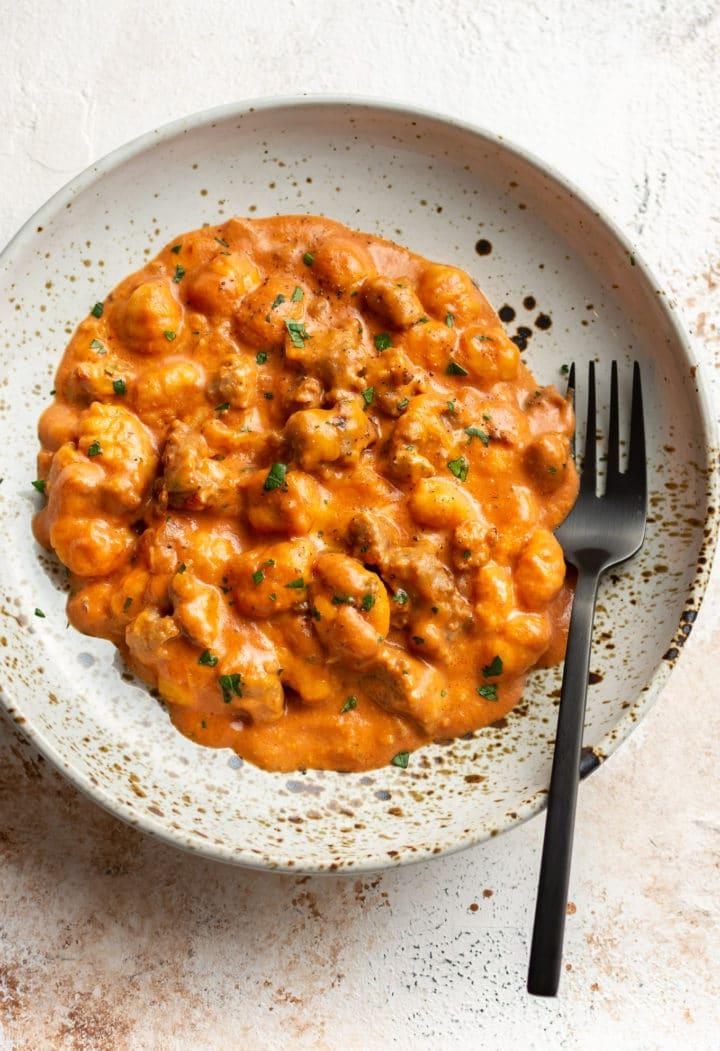 Käse-Bratwurst-Gnocchi in einer flachen Schale