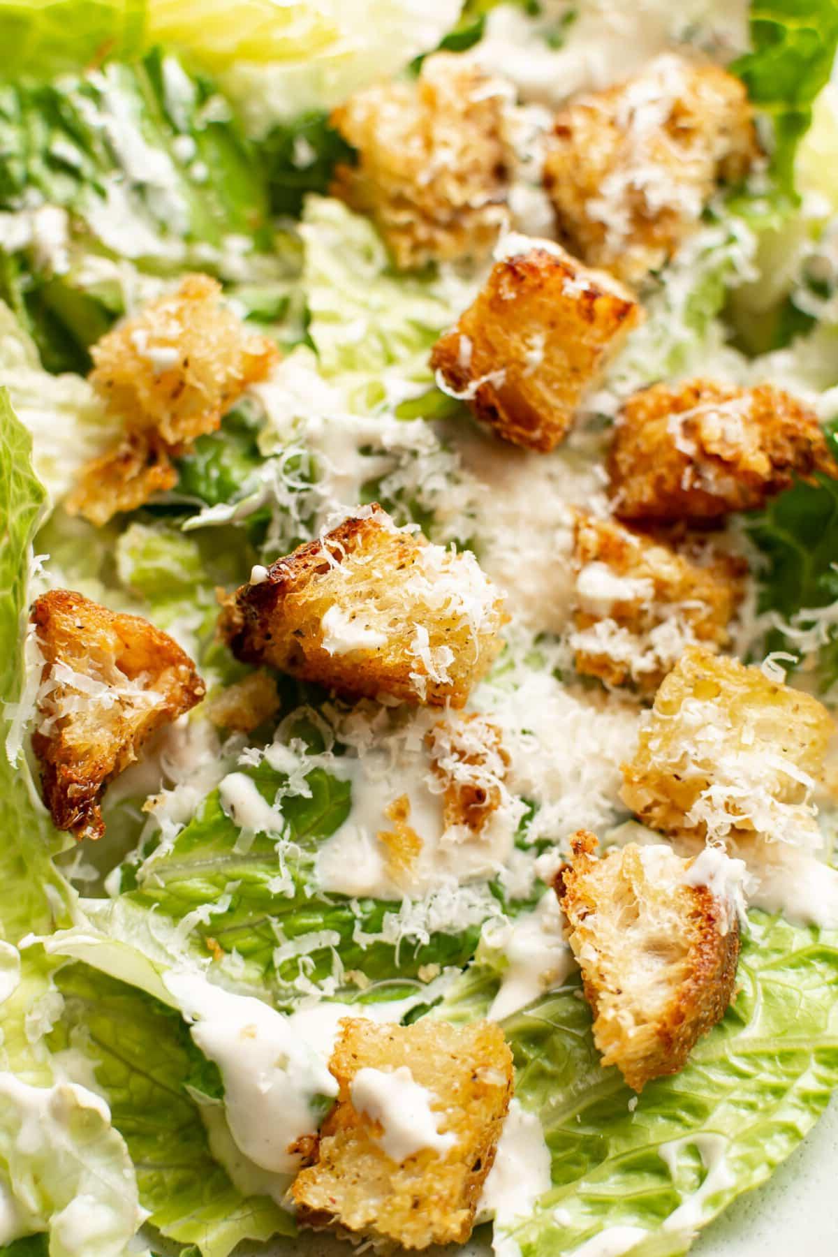 Closeup von Croutons auf einem Caesar Salat