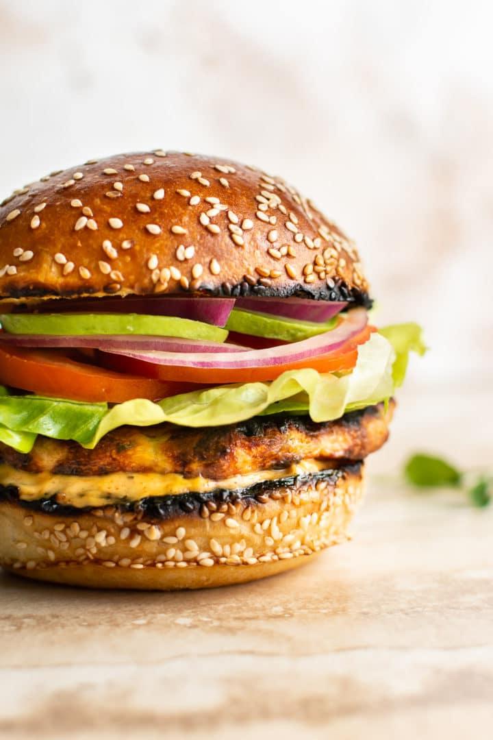 Saftiger Hähnchen-Hackfleisch-Burger mit reichlich Belag vom Grill