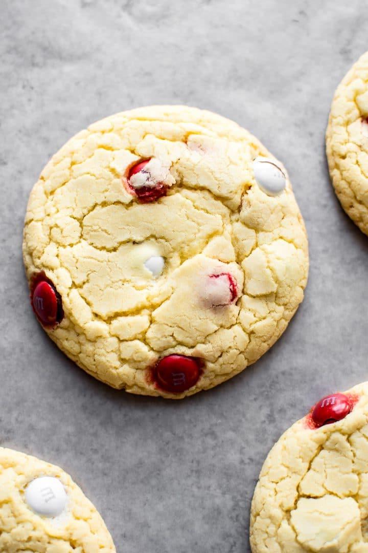 Nahaufnahme eines Kanada-Tag Kekses, hergestellt mit Kuchenmischung und rot-weißen M&Ms