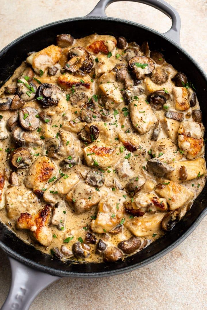 Graue Le Creuset Pfanne mit cremigem Hähnchen Stroganoff