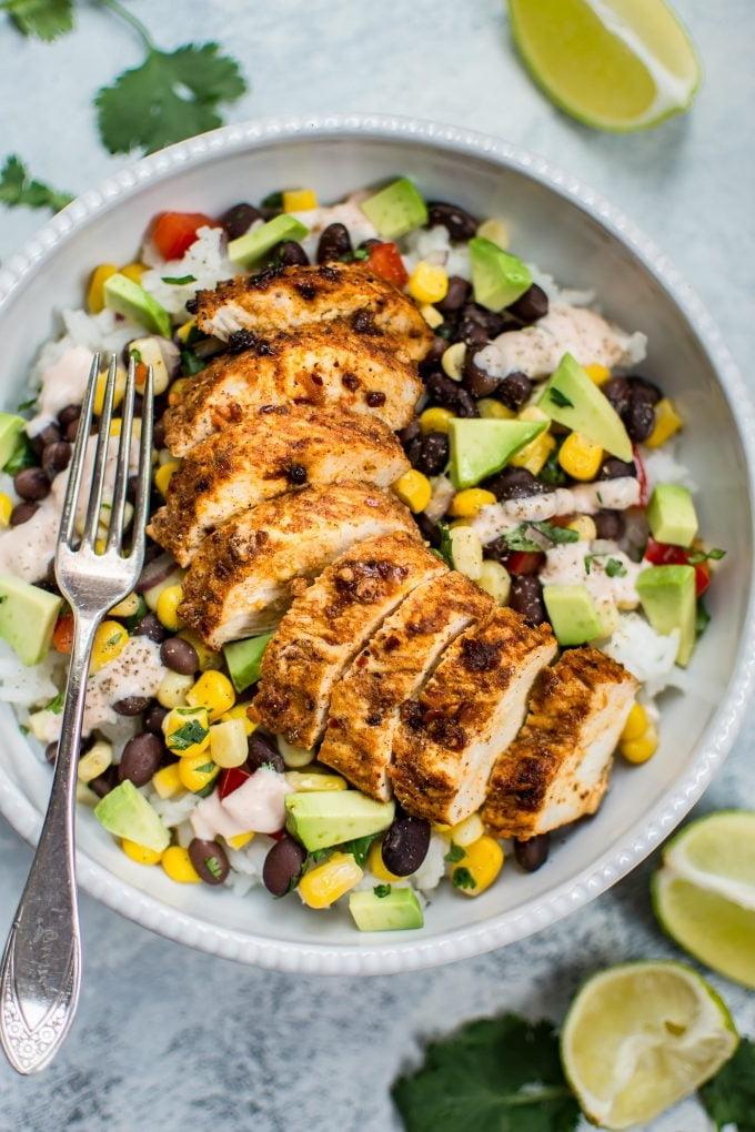 Scharfe Hähnchen Taco Bowl mit Gabel