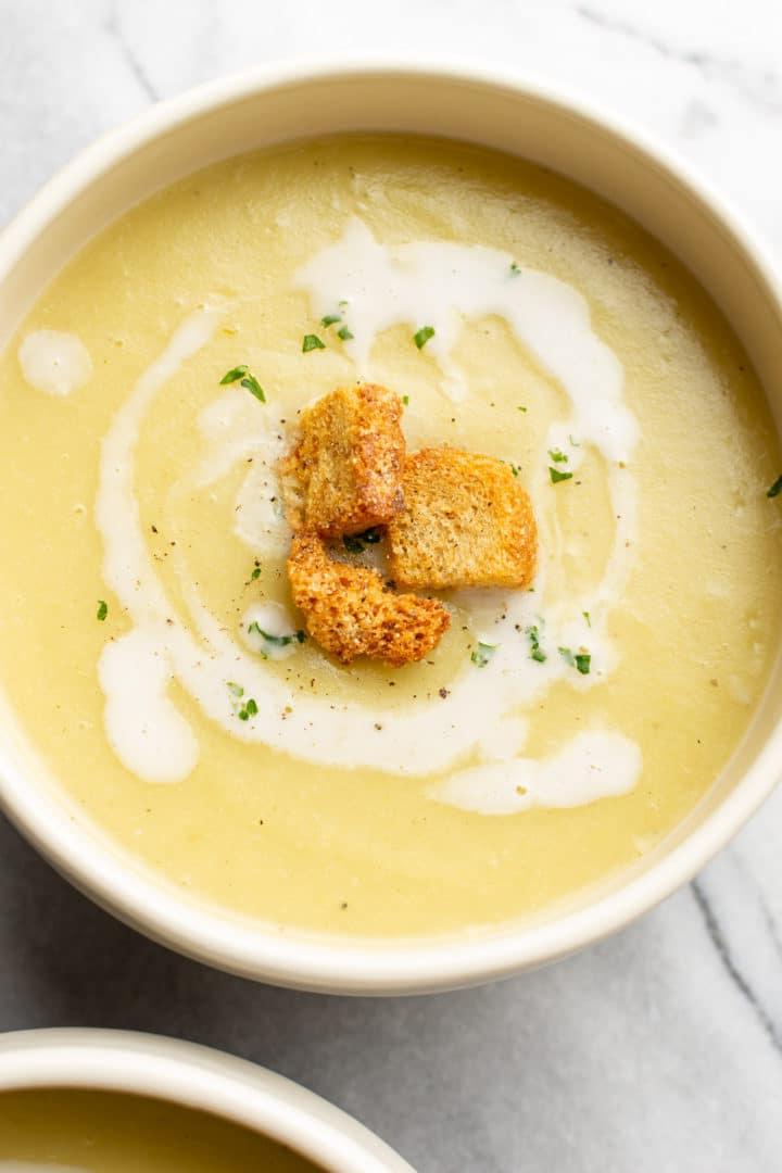 Einfache Kartoffel-Lauch-Suppe 2 Eine Nahaufnahme von Kartoffel-Lauch-Suppe in einer Schüssel, garniert mit Croutons