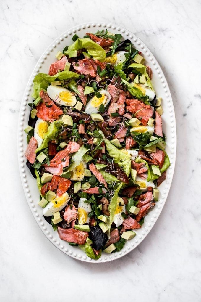 ovale Servierplatte mit Lachs Cobb Salat Rezept