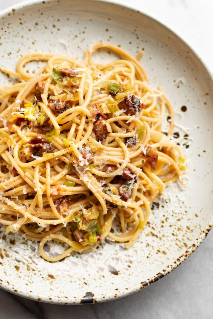 Einfache Speck-Lauch-Pasta Nahaufnahme