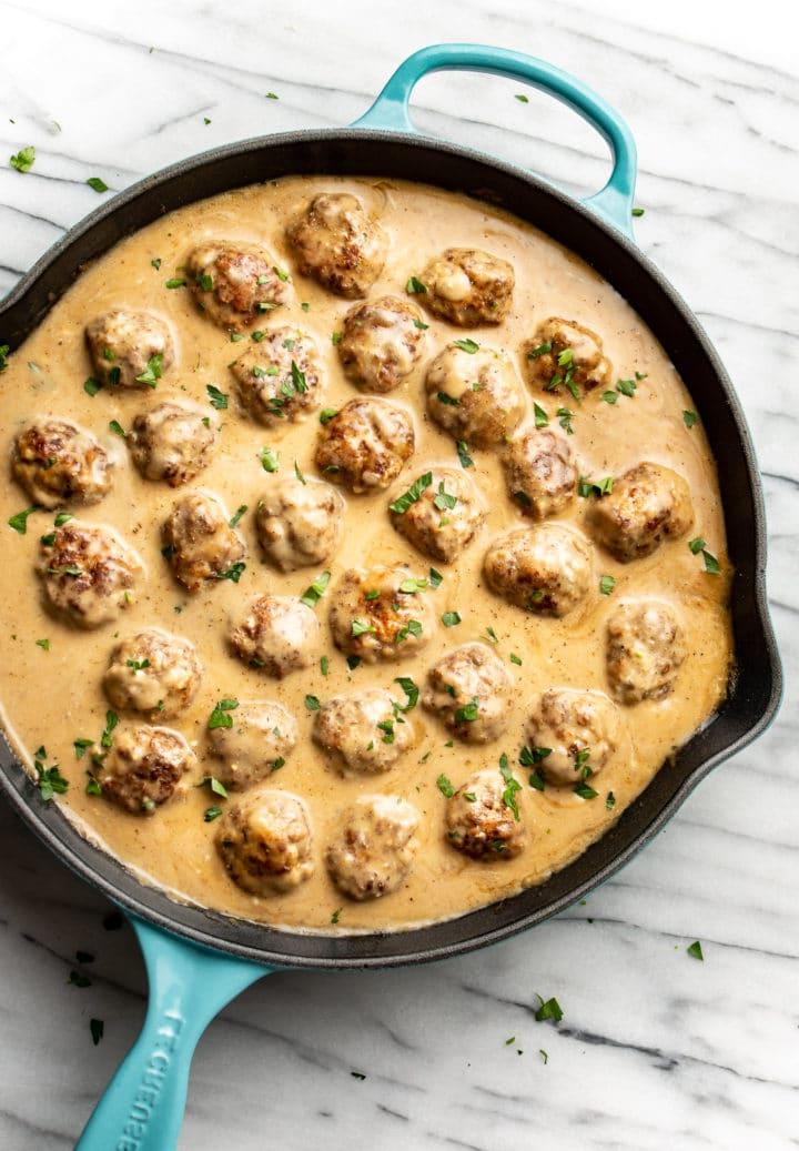 Schwedische Fleischbällchen 2 Schwedische Köttbullar in einer Pfanne angerichtet