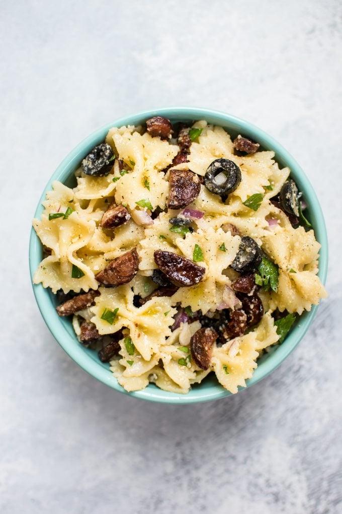 Chorizo-Nudelsalat mit spritziger Vinaigrette in einer türkisfarbenen Schüssel