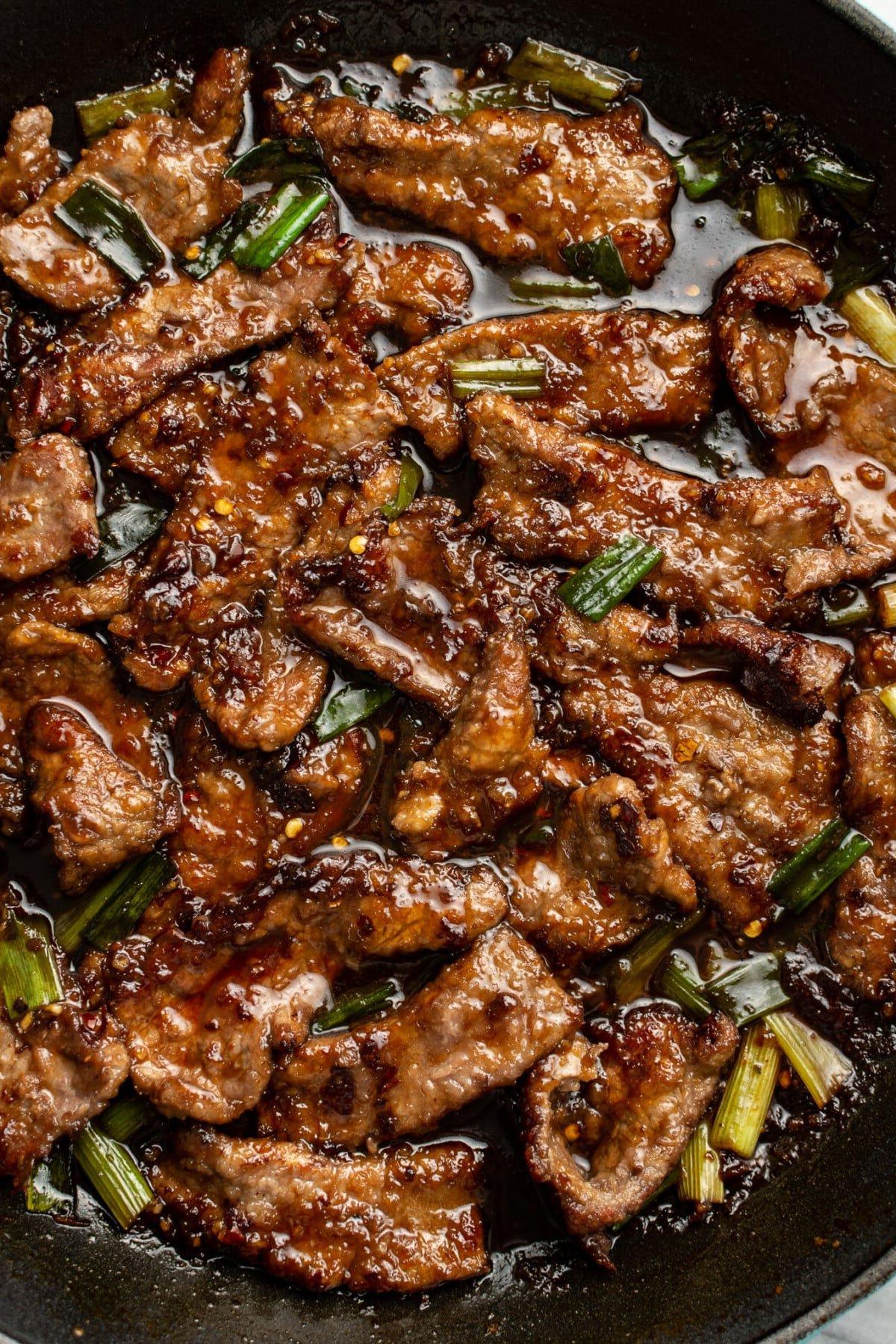 Einfaches mongolisches Rindfleisch 2 Eine Pfanne mit mongolischem Rindfleisch