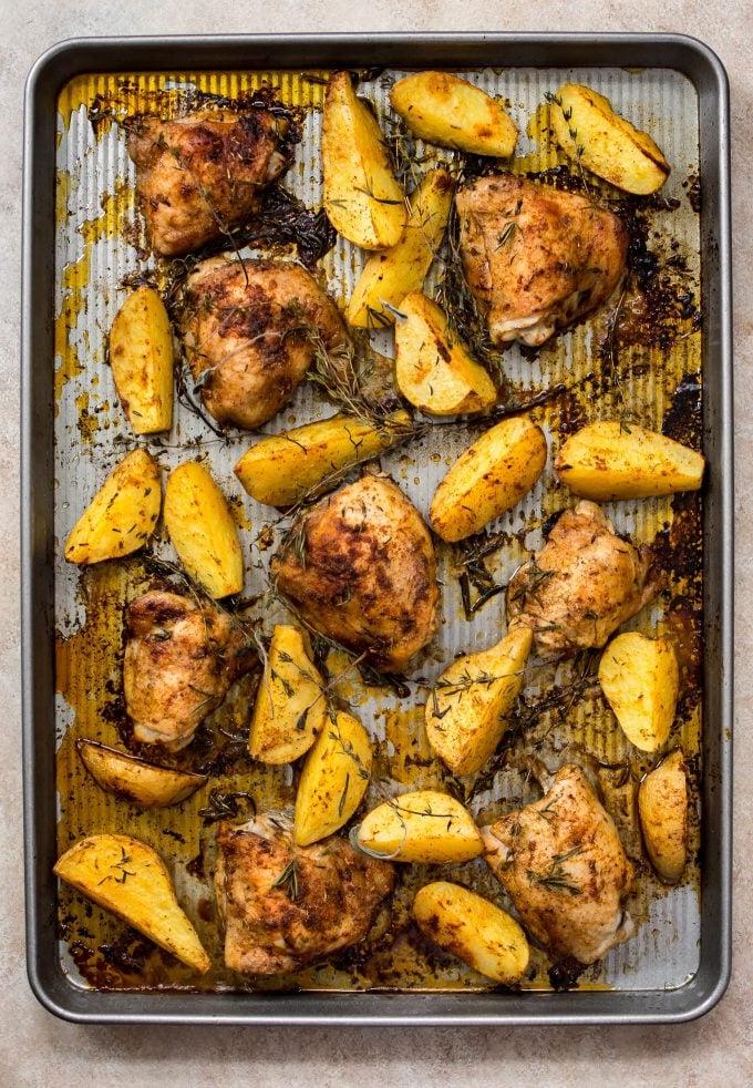 Ofenblech mit gebackenem Hähnchen und Kartoffeln