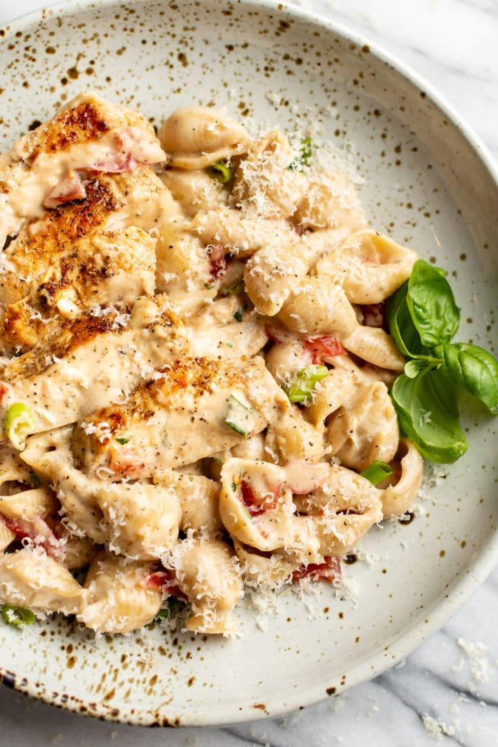 Cremige Cajun-Hähnchen-Pasta 2 cremige Cajun Hähnchen Pasta in einer flachen Schale
