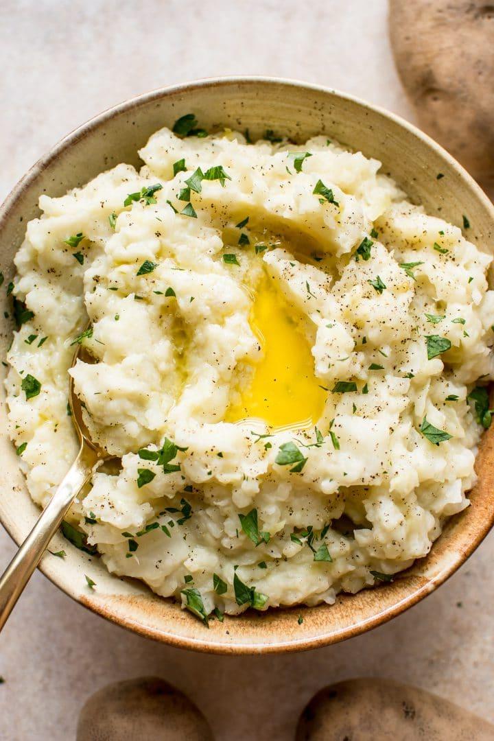 Einfaches Instant Pot Colcannon Rezept 2 Colcannon: Irischer Kartoffelstampf mit Kohl in einer Schüssel mit Löffel, perfekt für den Instant Pot