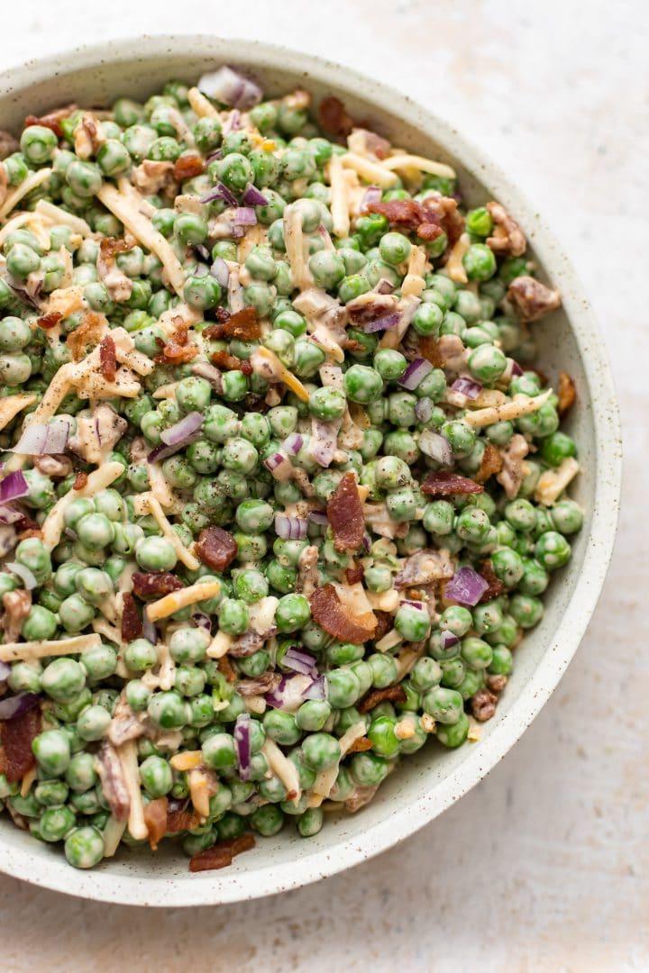 Eine Schüssel mit Bacon-Erbsensalat