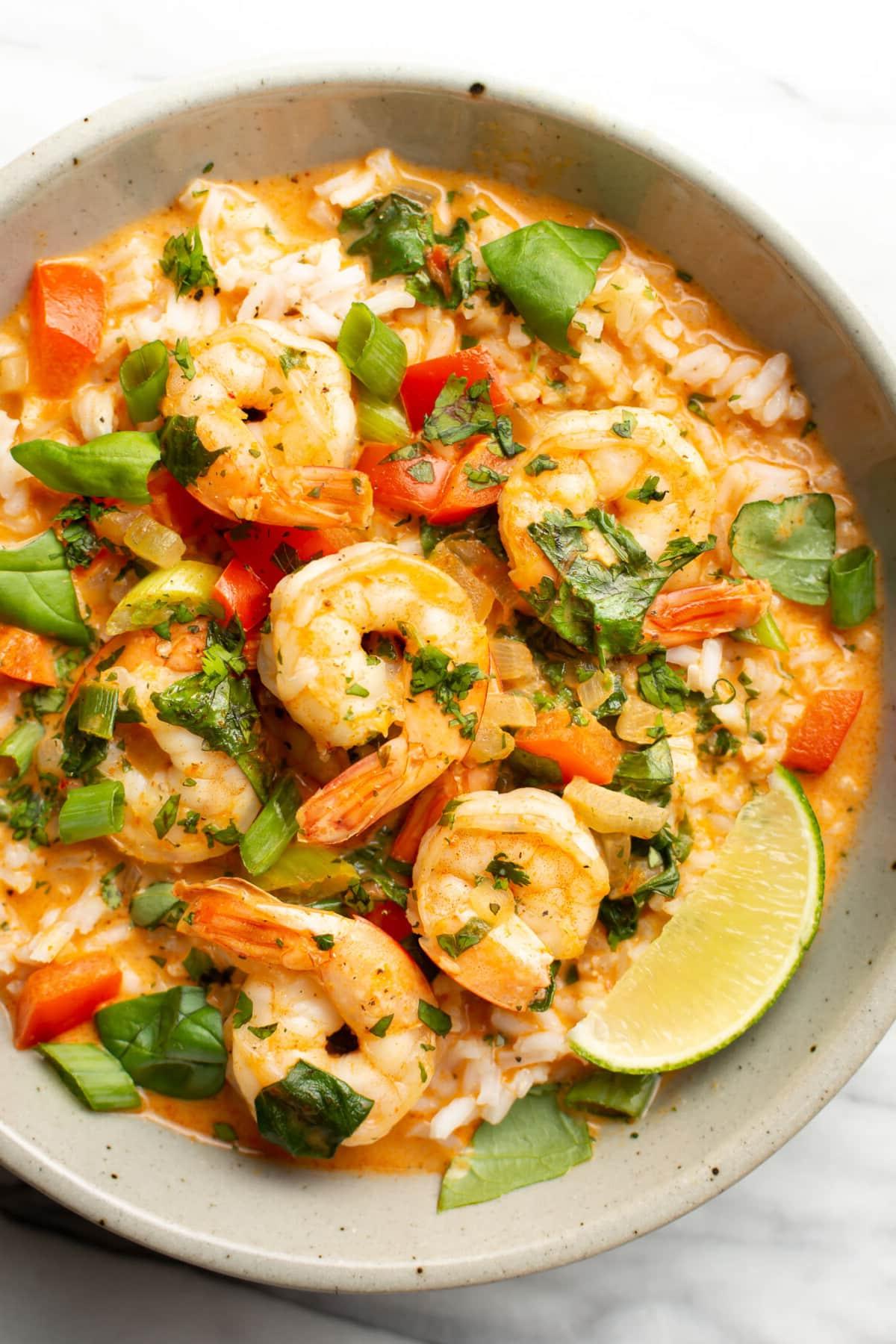 Einfaches Thai-Garnelen-Curry 2 Eine Schale mit Thai Garnelen Curry über Reis mit einer Limettenspalte