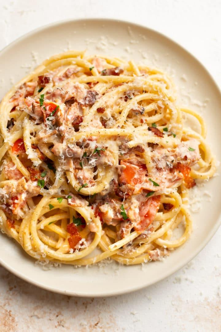 Einfache Cremige Speck-Tomaten-Nudeln 2 Speck-Tomaten-Pasta auf einem Teller