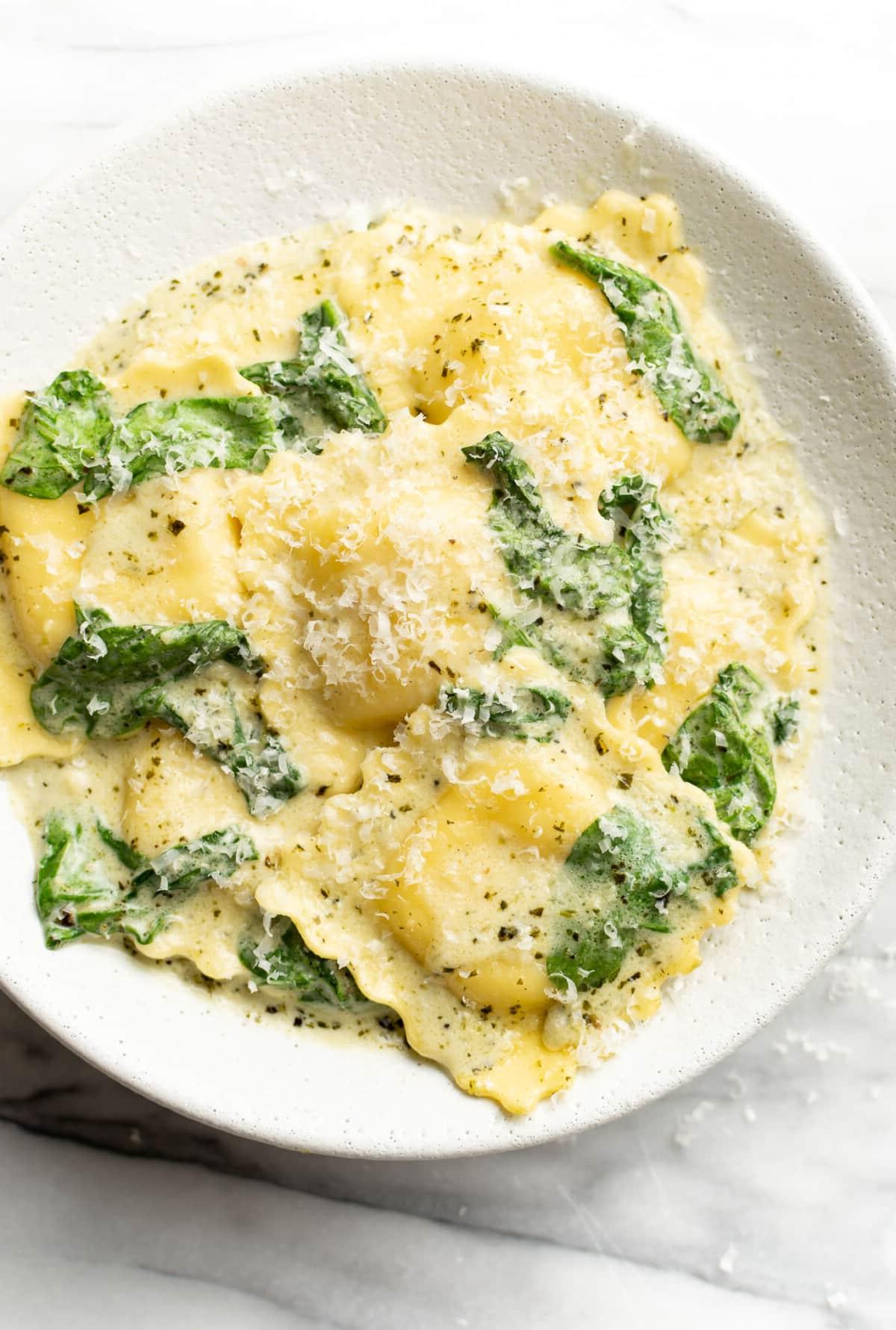 Eine Schüssel cremige Pesto Ravioli, fertig zum Servieren