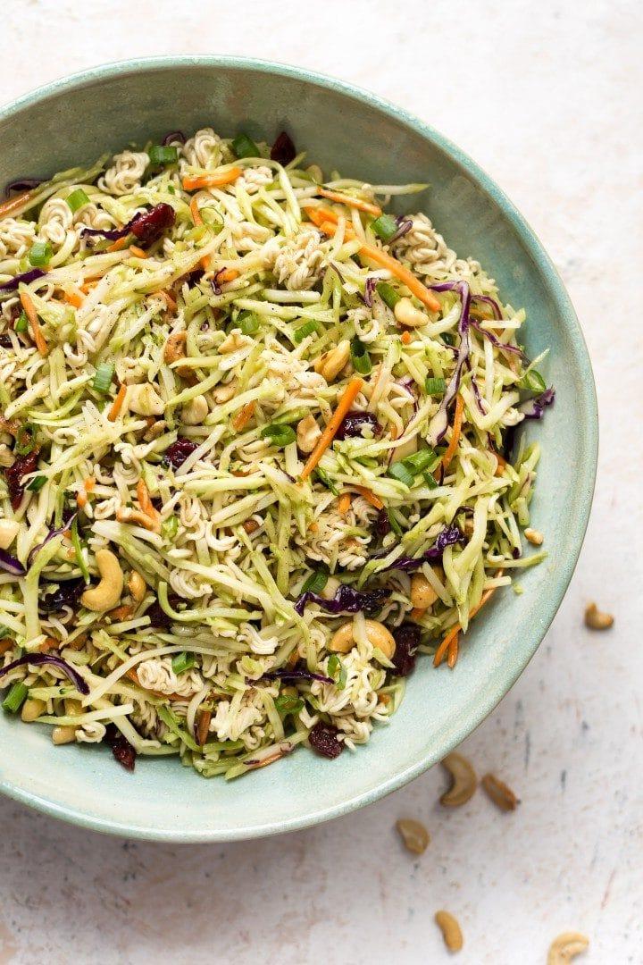 Nahaufnahme eines Brokkoli-Ramen-Nudelsalats