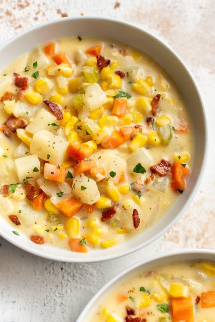 Mais-Chowder in zwei weißen Schüsseln