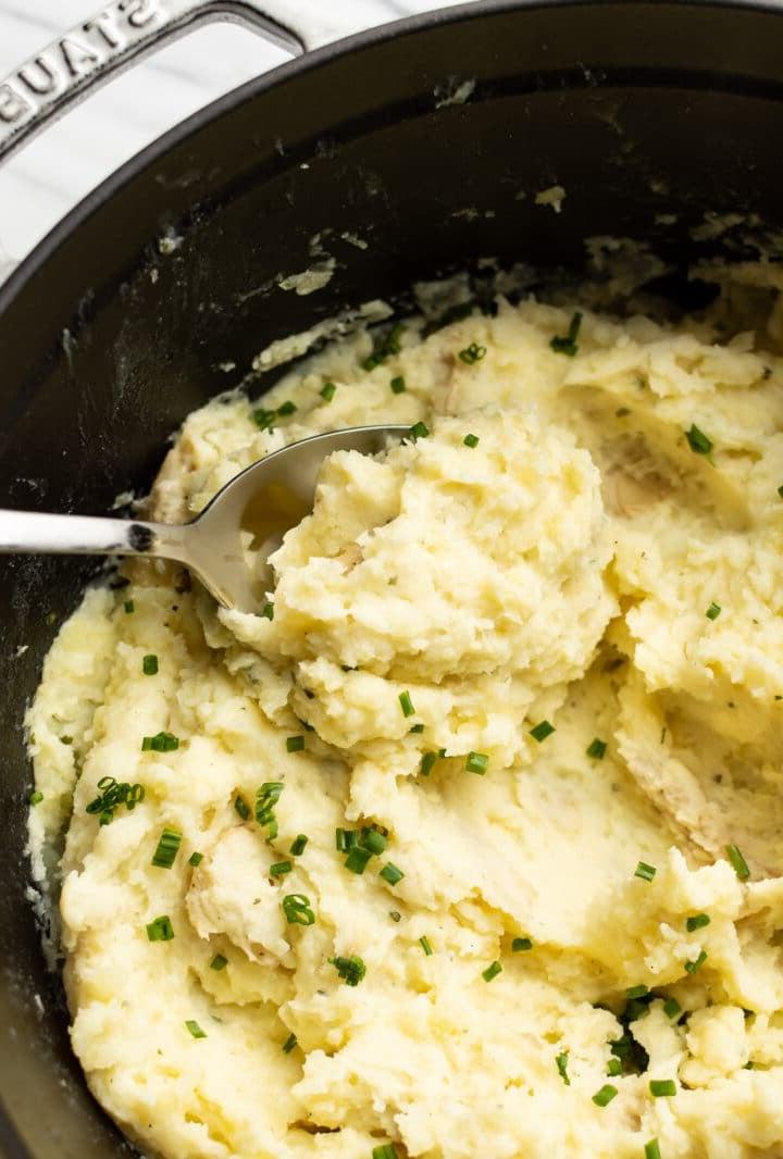 Nahaufnahme von Boursin Kartoffelpüree mit einem Schneebesen