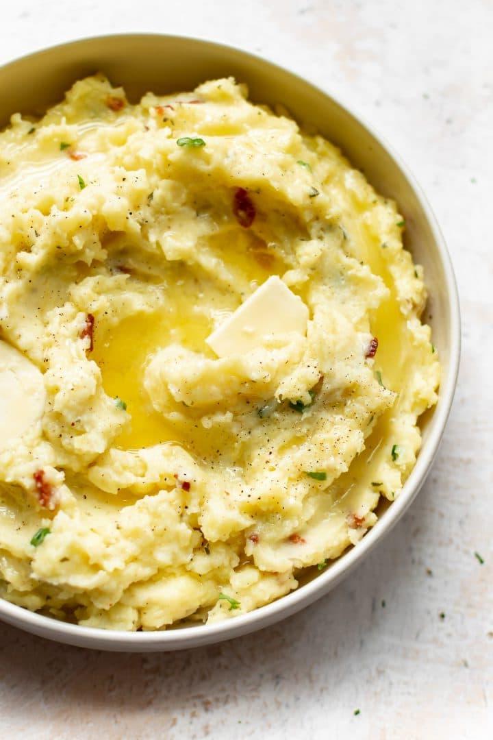 Cremiges Ranch-Kartoffelpüree mit geschmolzener Butter darauf im Großaufnahme