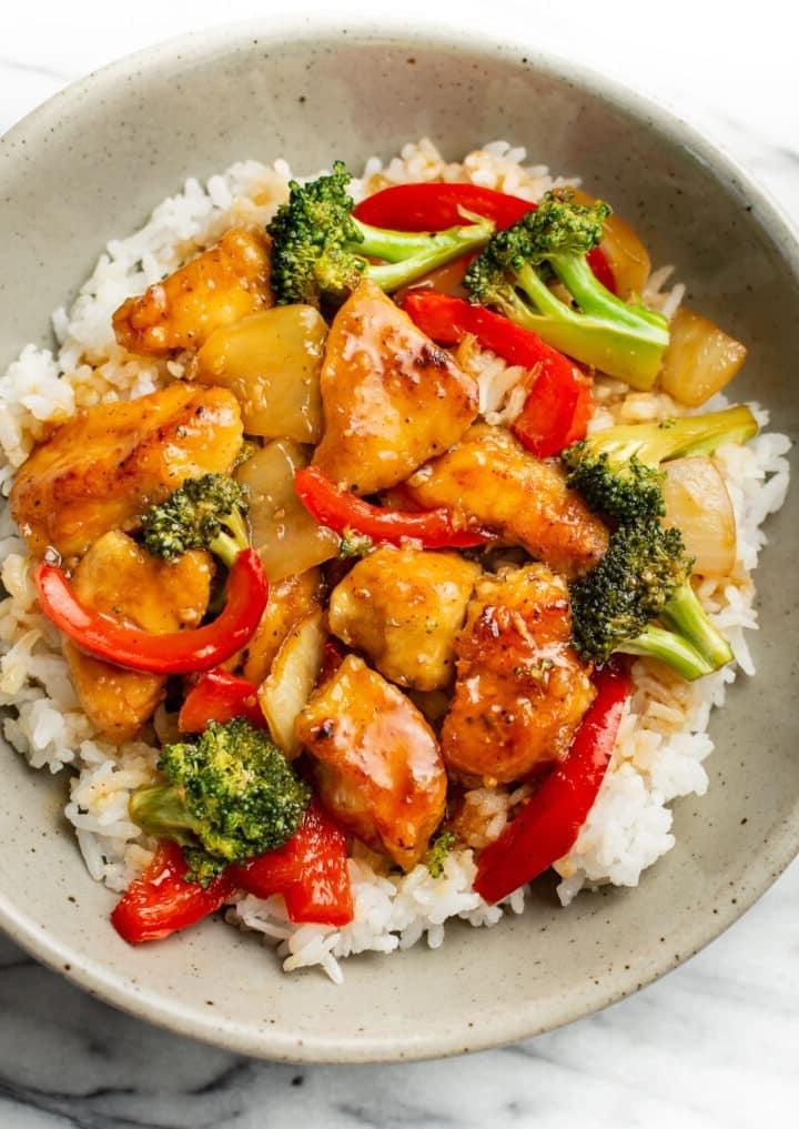 Eine Schüssel Teriyaki Hähnchen Pfannengericht über Reis