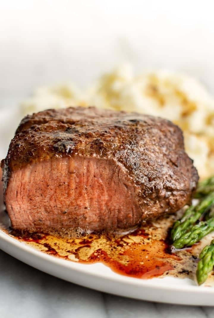 filet mignon auf einem Teller mit Kartoffelpüree