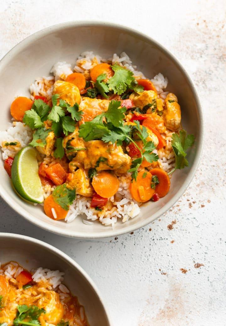 Das beste thailändische Hähnchen-Curry (in zwei beigen Schalen)