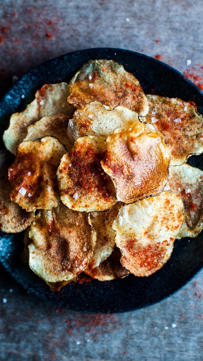 Nahaufnahme einer kleinen Charge Mikrowellen-Kartoffelchips mit Salz