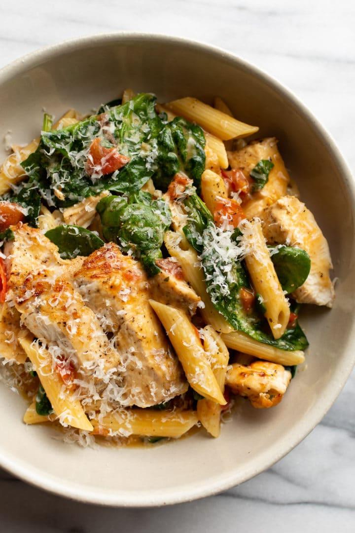 Ranch-Hähnchen-Pasta mit frischen Tomaten und Spinat 2 Nahaufnahme von Hähnchen Ranch Pasta mit frischen Zutaten
