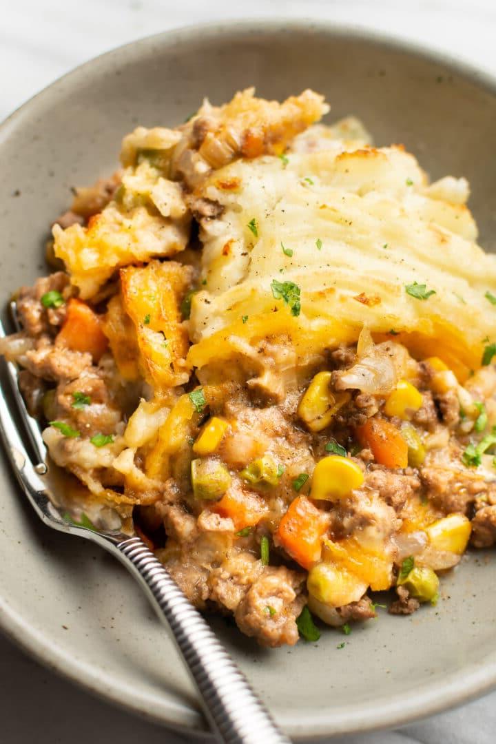 Shepherd's Pie auf einem Teller mit Gabel
