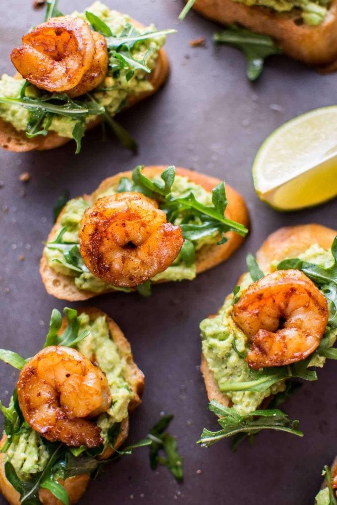Knoblauch-Garnelen-Avocado-Crostini mit Zitronenspalte