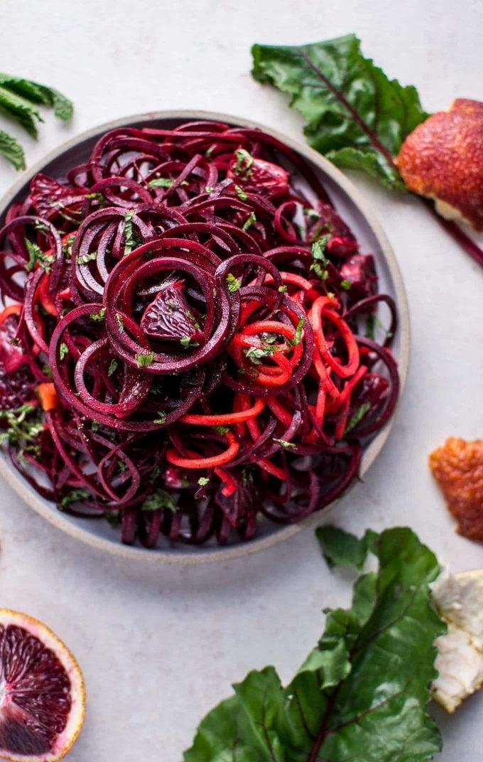 Schale mit spiralisiertem Rohkostsalat aus Rote Bete und Blutorangen