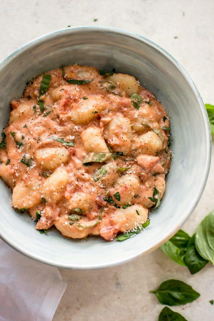 Gnocchi alla Vodka Soße in einer türkisfarbenen Schale