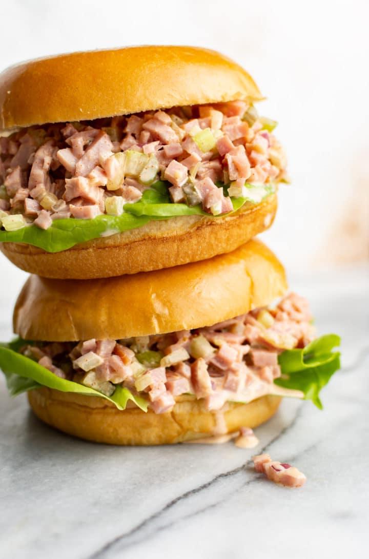 Zwei übereinander gestapelte Schinkensalat-Sandwiches
