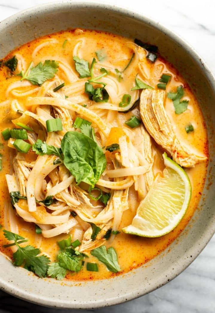 Eine Schüssel mit Thai Hähnchen-Curry-Suppe