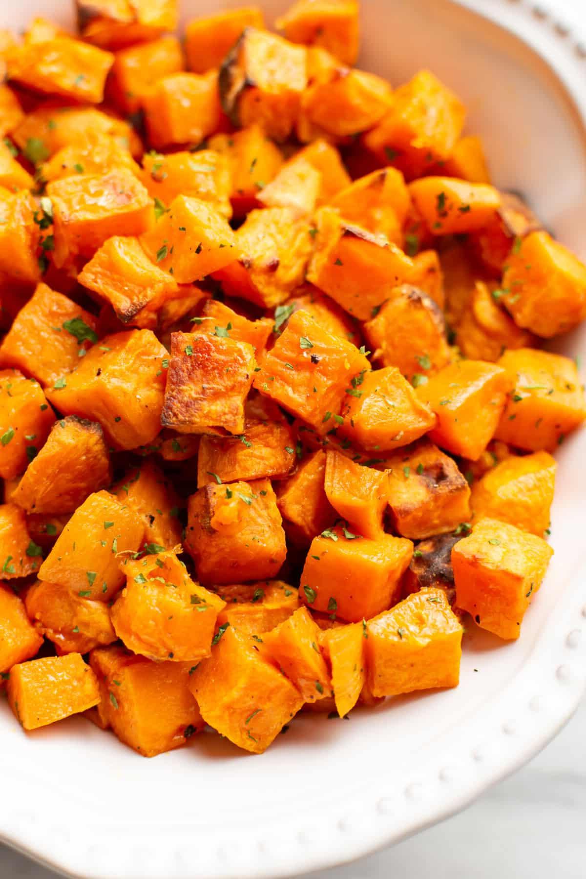Eine Schüssel mit gerösteten Süßkartoffeln
