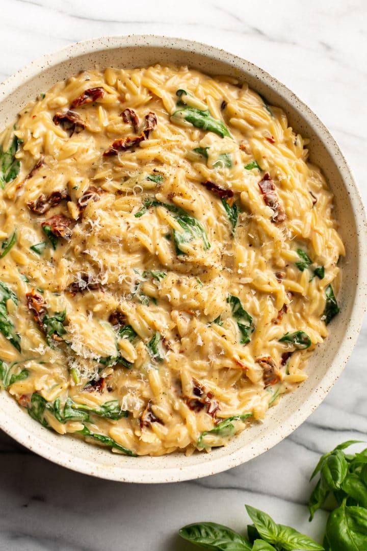 cremiges Toskana Orzo in einer Servierschüssel