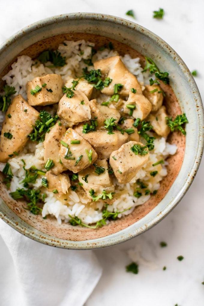 Nahaufnahme von einfachem Instant Pot Honig-Knoblauch-Hähnchen, serviert über Reis in einer Schüssel