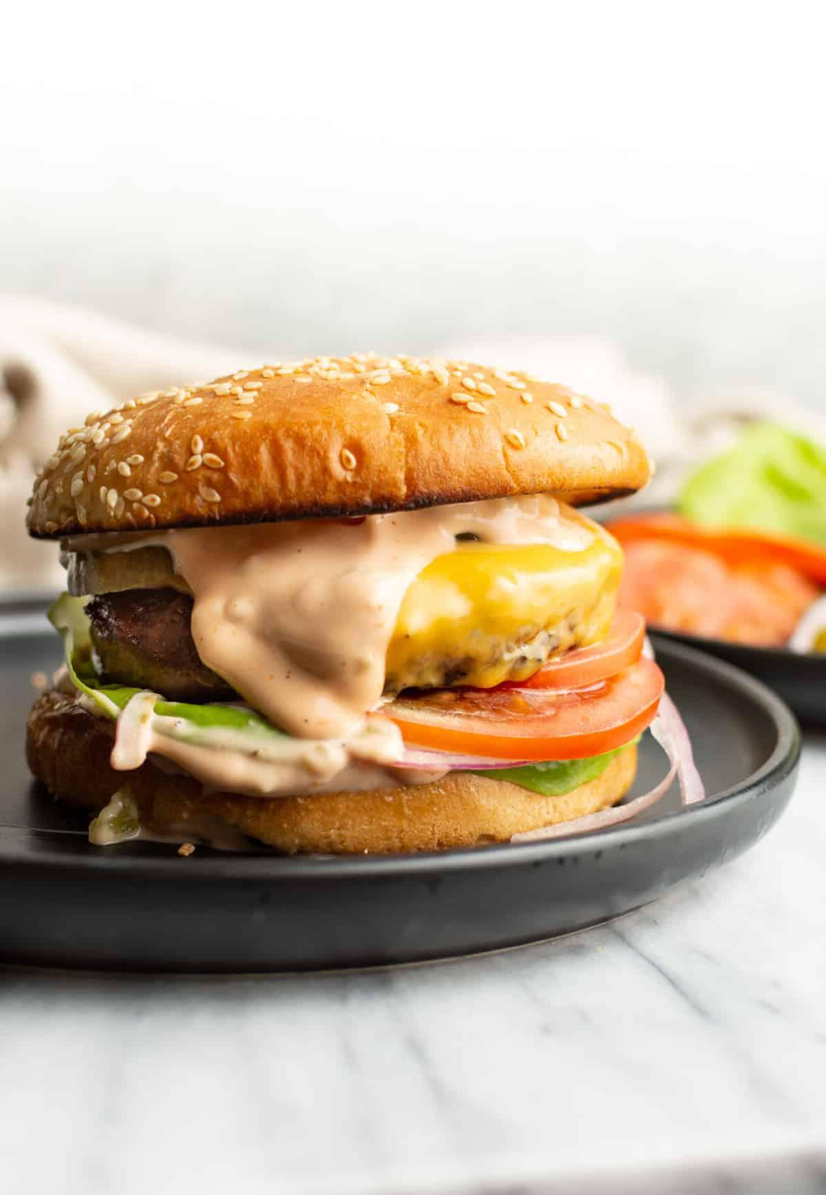 Ein Burger auf einem Teller mit selbstgemachter Burgersauce