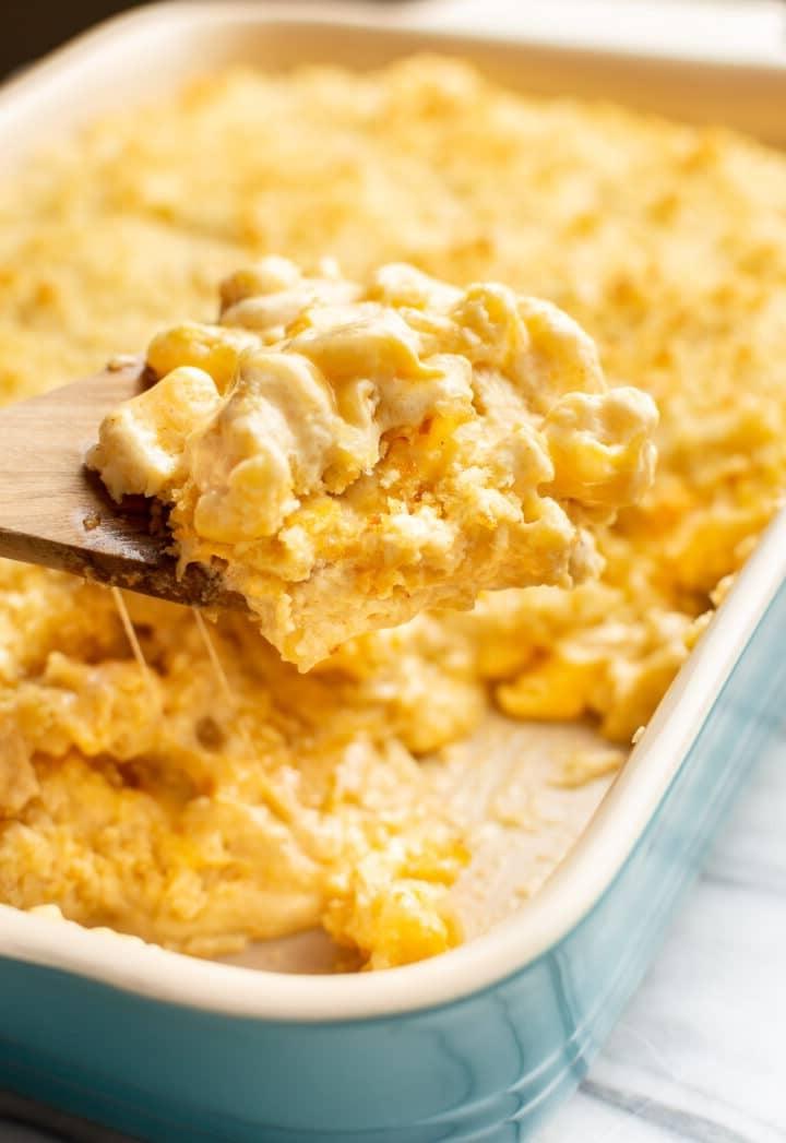 Gebackener Makkaroni-Käse-Auflauf 2 Eine Auflaufform mit gebackenem Mac and Cheese und einem Servierlöffel