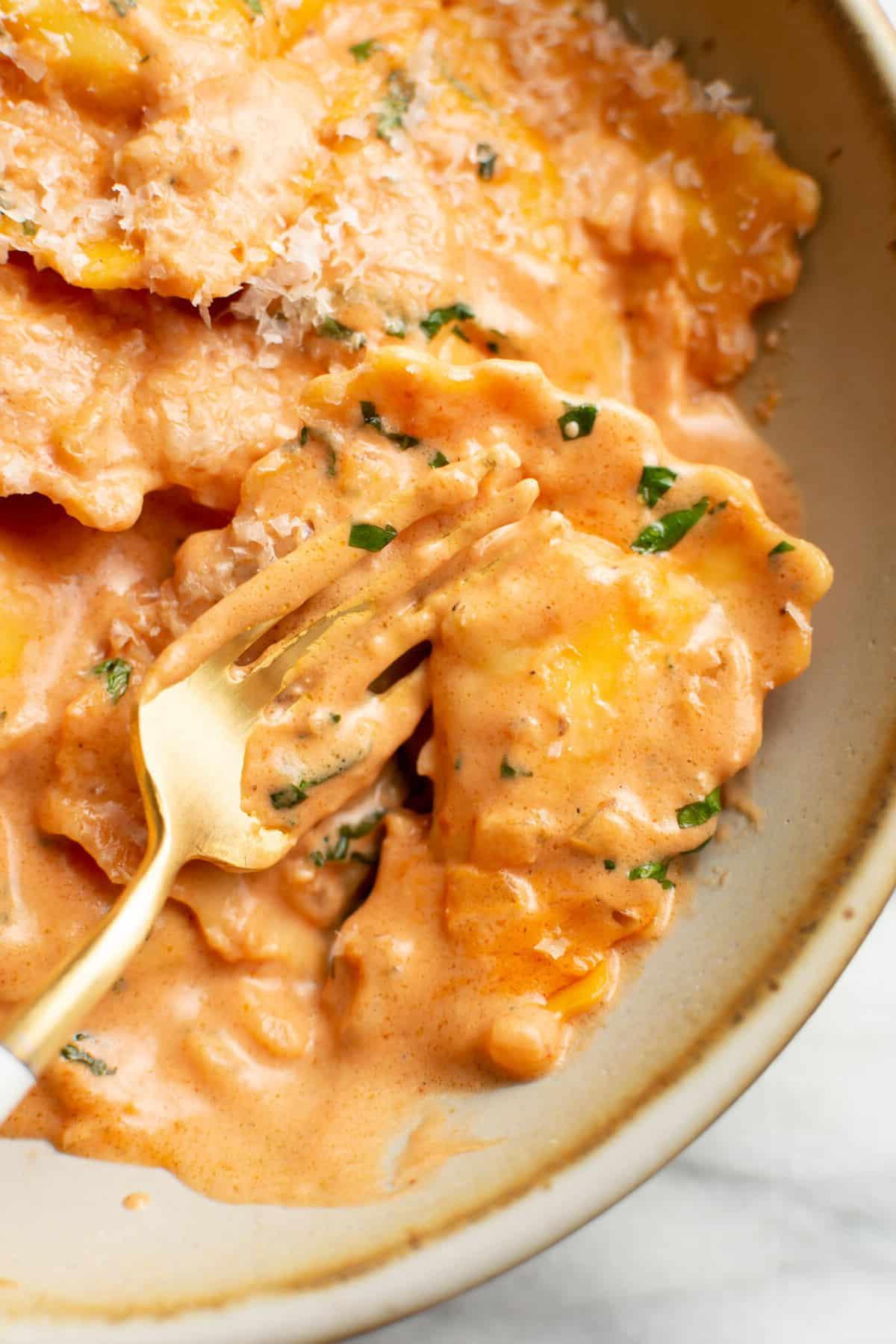 Ravioli mit Wodka 2 Eine Nahaufnahme einer Schüssel Ravioli alla Vodka mit einer Gabel