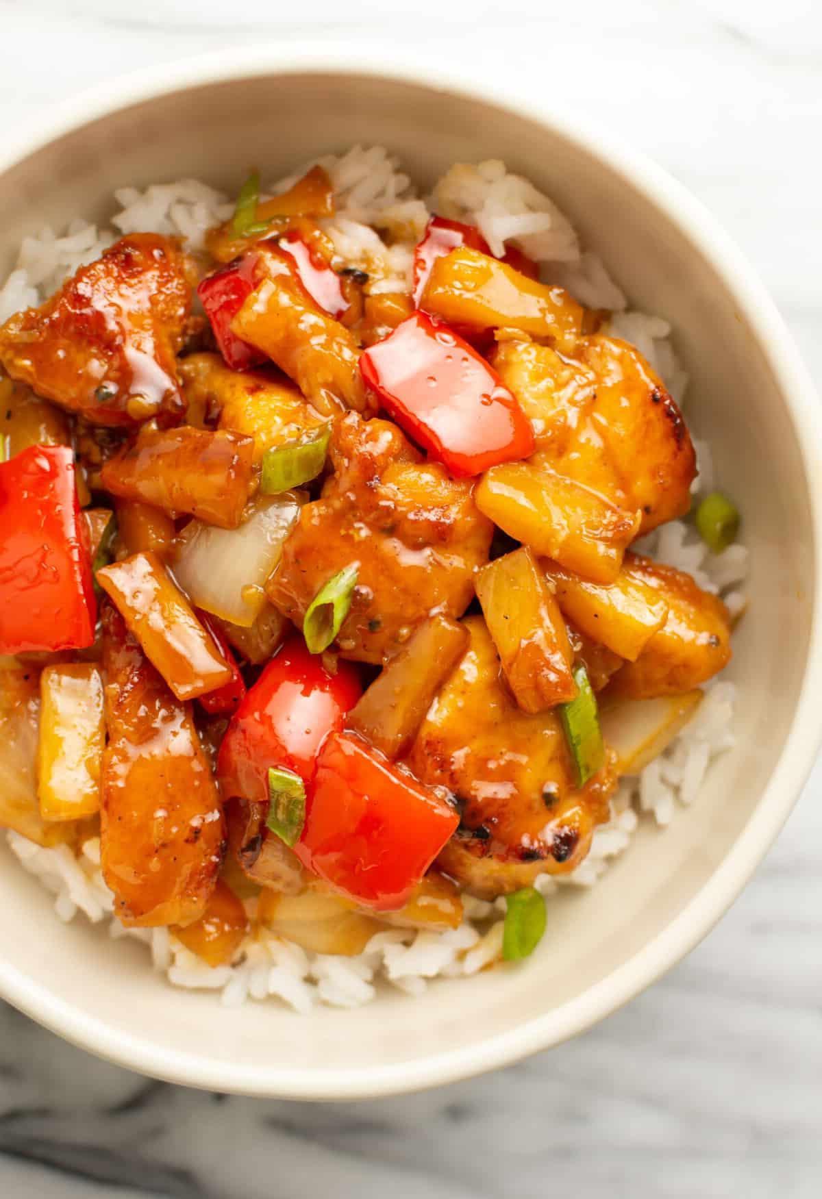 Eine Schüssel Ananas-Hähnchen mit Reis