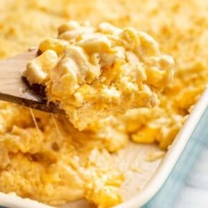 Gebackener Makkaroni-Käse-Auflauf 11 Eine Auflaufform mit gebackenem Mac and Cheese und einem Servierlöffel