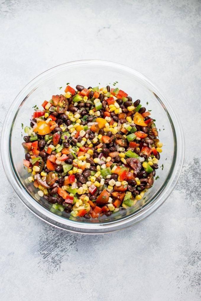 Glasschüssel mit Texas Caviar