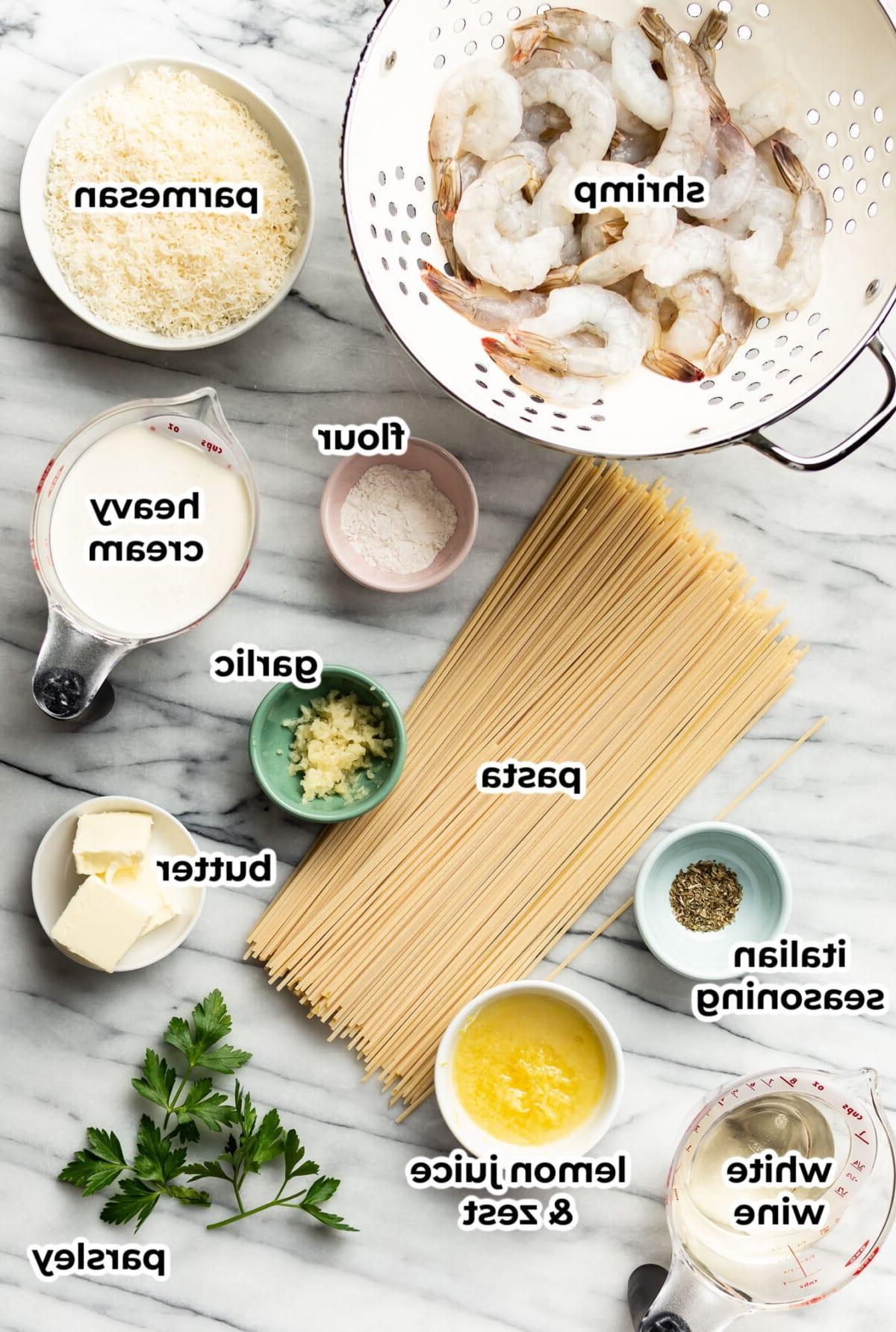 Zutaten für cremige Zitronen-Garnelen-Pasta in Vorbereitungsschüsseln