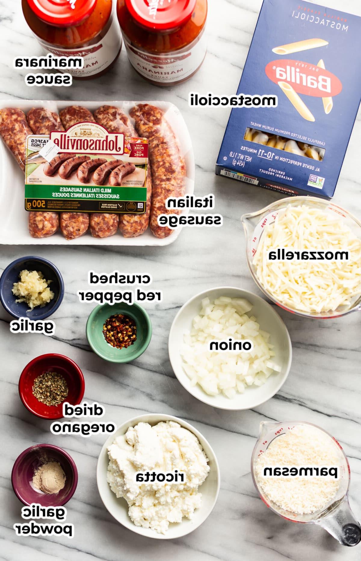 Zutaten für Mostaccioli in Vorbereitungsschalen