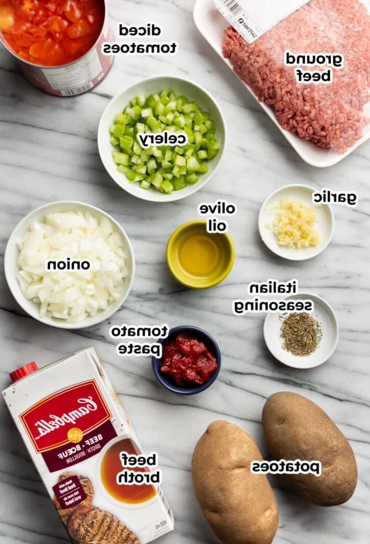 Zutaten für Instant Pot Hamburger Suppe in Vorbereitungsschalen auf der Arbeitsplatte