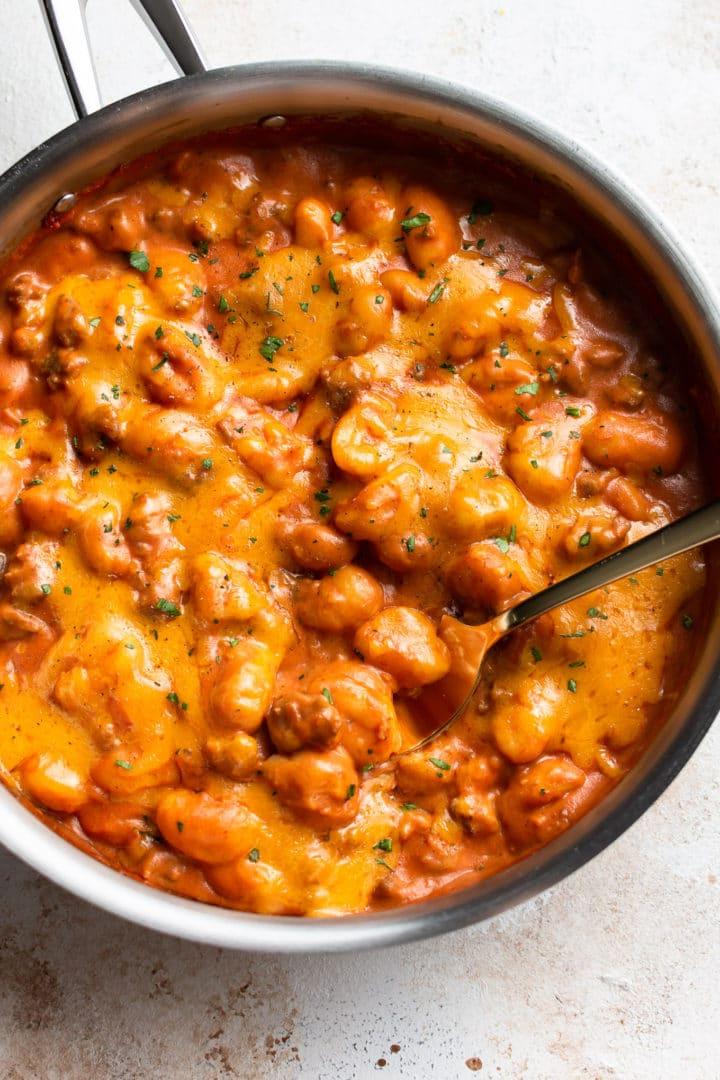 Cremiges Käse-Wurst-Gnocchi in einer Pfanne